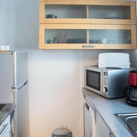 T2 + Cabine, Parking, Clim, 250m De La - Fr-1-803-18 Appartement *