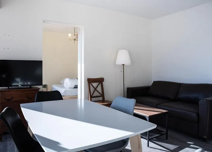 Le Lavandou: Appt T2 + Cabine, 250m Plage, Animaux Admis, Parking, Climatisation, 4-5 Pers. - Fr-1-803-18 * Ле-Лаванду